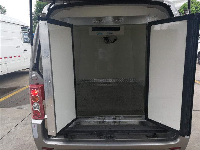 長(zhǎng)安國(guó)五面包冷藏車(chē) (8).jpg