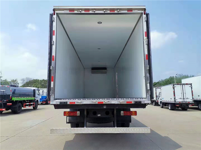 解放小三軸8米7冷藏車 (7).jpg