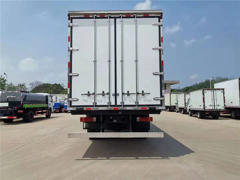 解放小三軸8米7冷藏車 (4).jpg